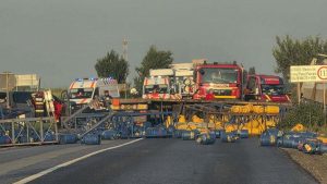 Tragedie pe DN2: Impactul devastator al accidentului dintre un camion și un autoturism în Neamț