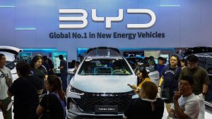 Transformarea Pieței Auto Electrice din România: Impactul Producătorilor Chinezi BYD și Tesla