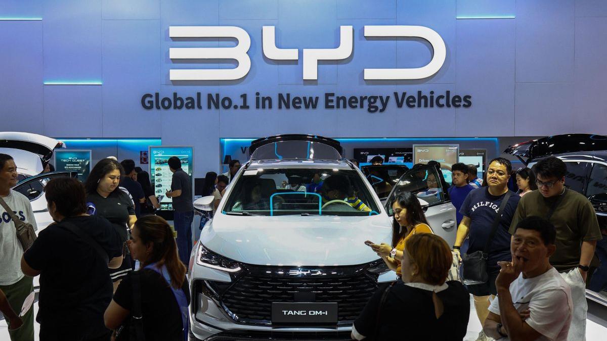 Transformarea Pieței Auto Electrice din România: Impactul Producătorilor Chinezi BYD și Tesla