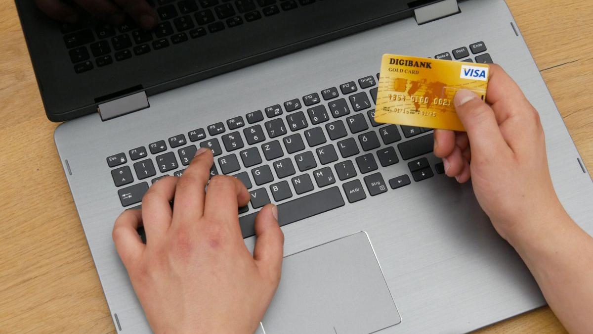 Impactul Pauzei în Cumpărăturile Online: O Analiză Detaliată a E-commerce-ului în România