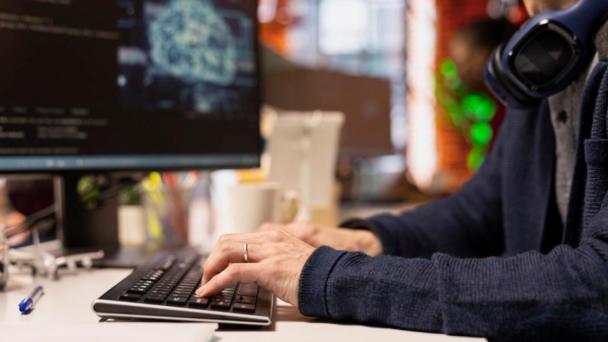 Inteligența artificială: Protecția digitală a demnitarilor români în fața sentimentelor ostile