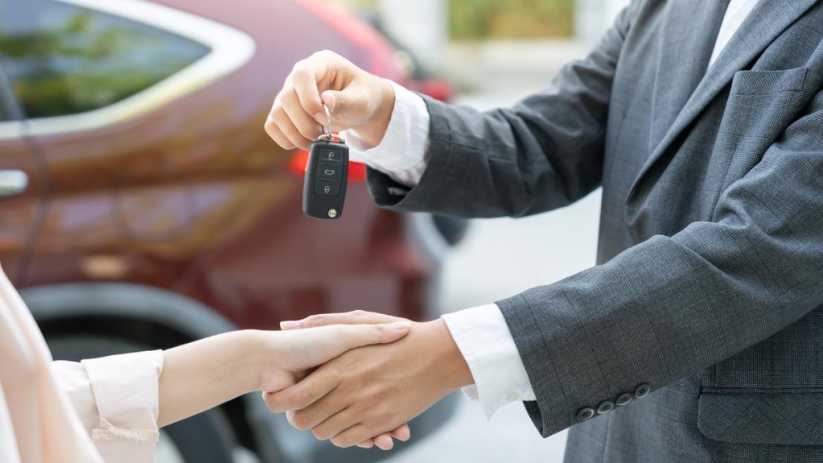 Ghidul complet pentru închirierea unei mașini: 7 verificări esențiale