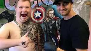 Benjamin Lloyd: Tatuatorul care transformă durerea în bucurie pentru copiii bolnavi