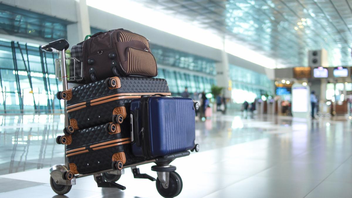 Schimbări esențiale în regulile de călătorie: Ce trebuie să știe turiștii despre noile reglementări ale UE privind bagajele de avion