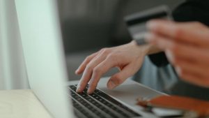 Evoluția comerțului de droguri în era digitală: livrarea la domiciliu și impactul asupra societății