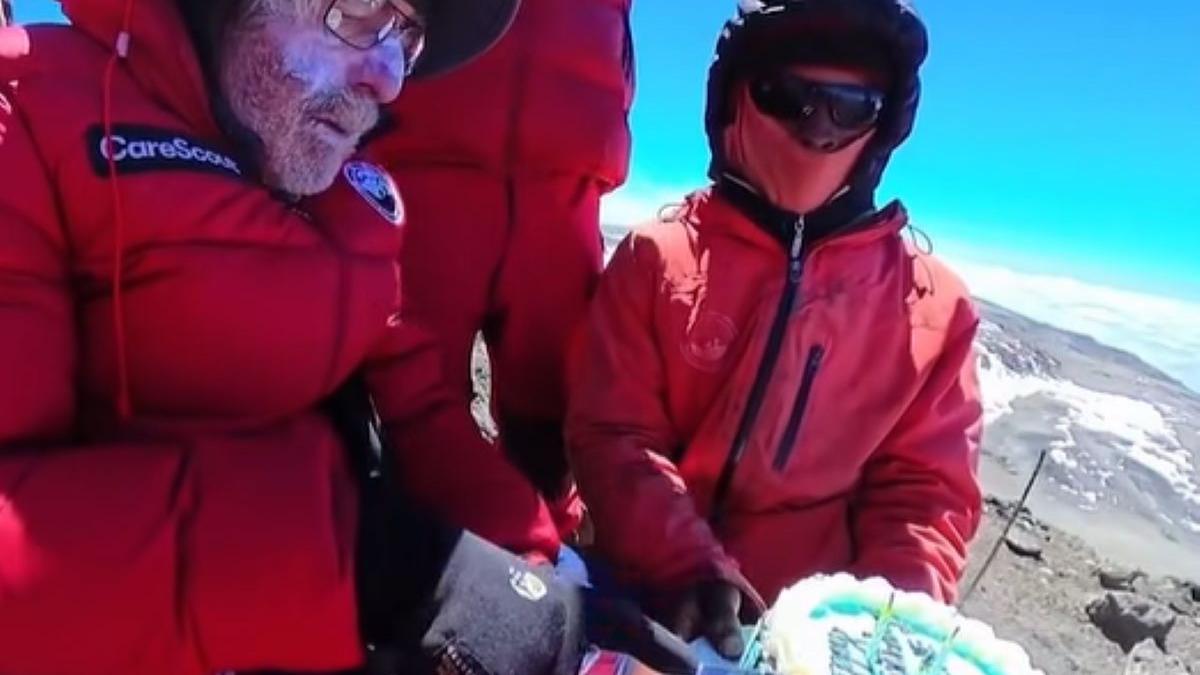 Inspirație la 90 de ani: Povestea fostului medic care a cucerit Kilimanjaro de ziua lui