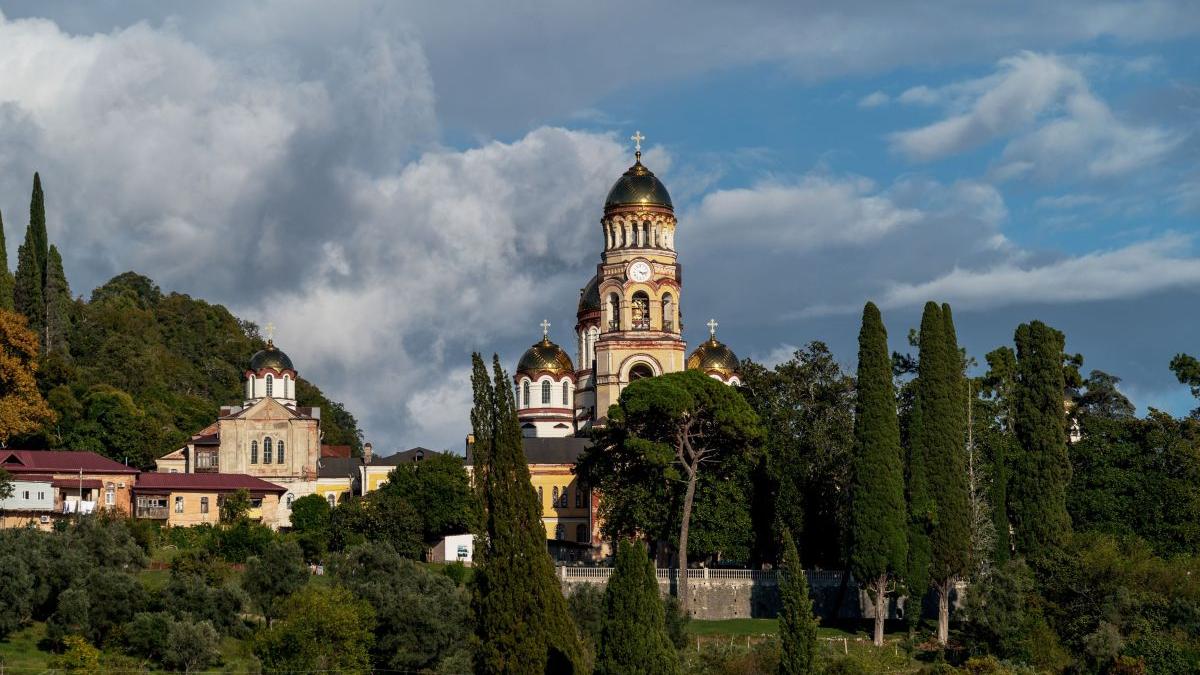Rețele ilegale de turism religios la Muntele Athos: O privire detaliată asupra scandalului românesc