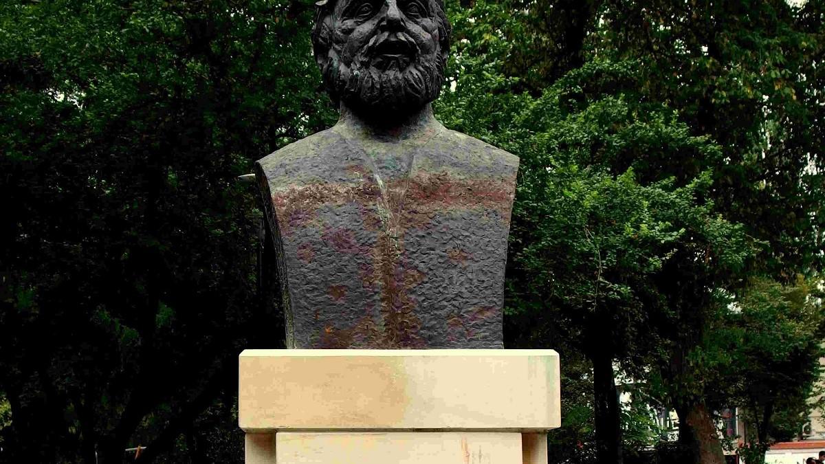 Controversă în jurul statuii lui Adrian Păunescu: între tradiție și modernitate
