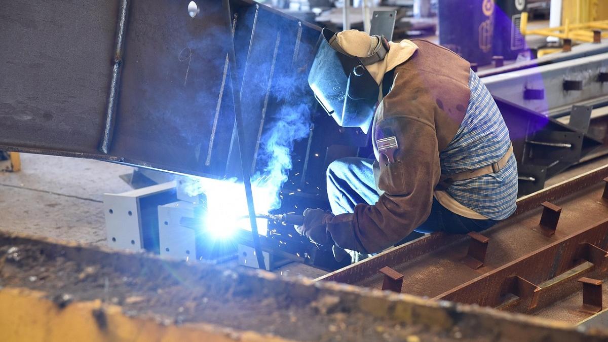 România deschide ușile meseriașilor străini: O analiză a listei ocupațiilor cu deficit de personal