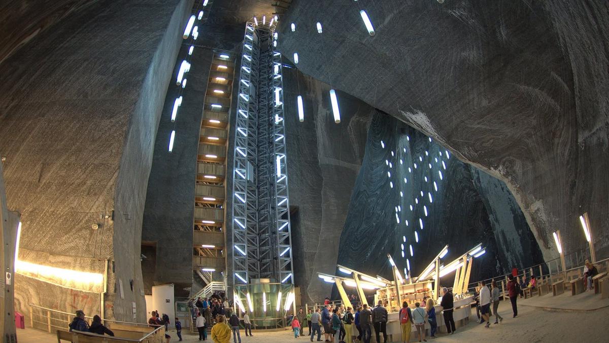 Salina Turda: Comoara Subterană a Transilvaniei și Impactul Descoperirilor Asupra Turismului și Economiei Locale