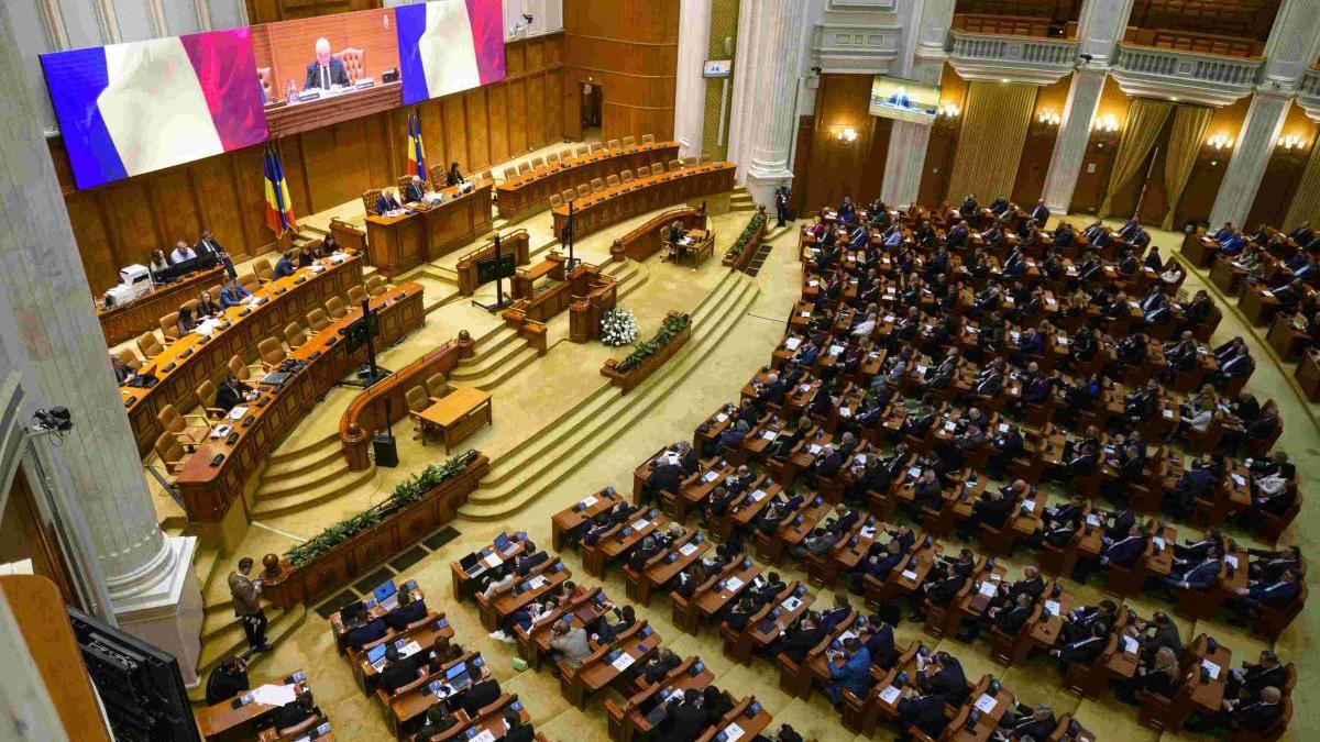 Analiza Declinului Încrederii în Politicieni: Studiu de Caz asupra lui Georgescu, Simion și Bolojan